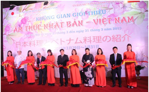 Phó Chủ tịch UBND thành phố Hà Nội Ngô Văn Quý và các đại biểu cắt băng khai mạc không gian giới thiệu ẩm thực Nhật Bản - Việt Nam